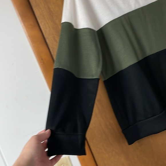 Size XL color block v-neck top with button detail - Picture 8 of 8